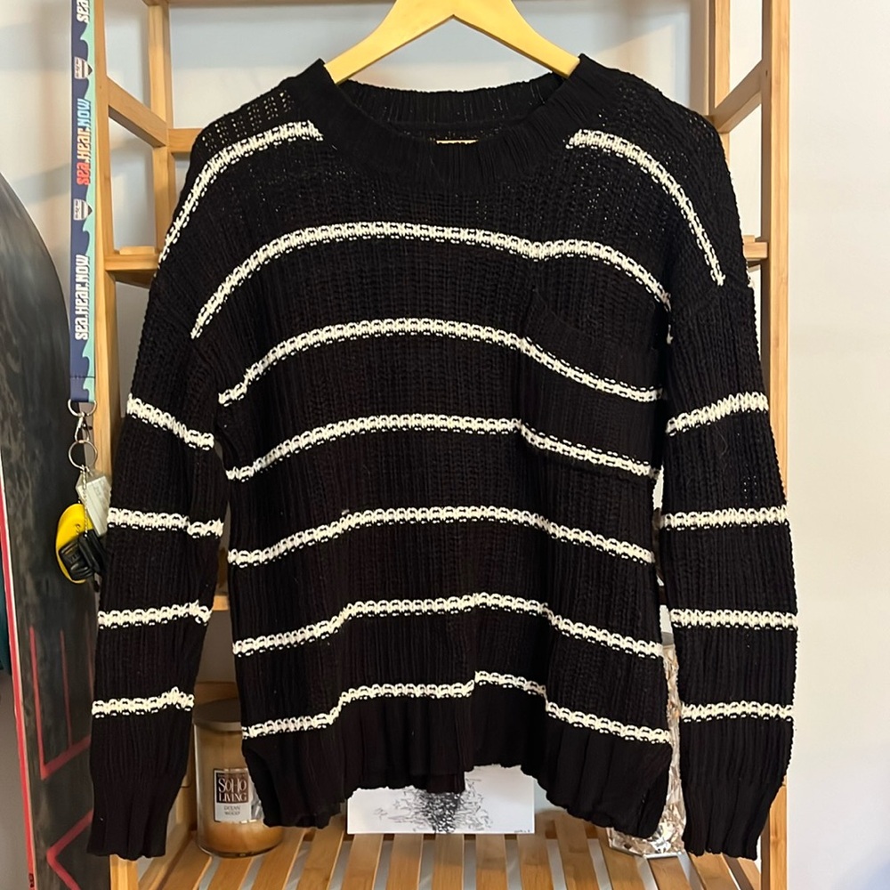 American Eagle black & white stripped sweater with pocket